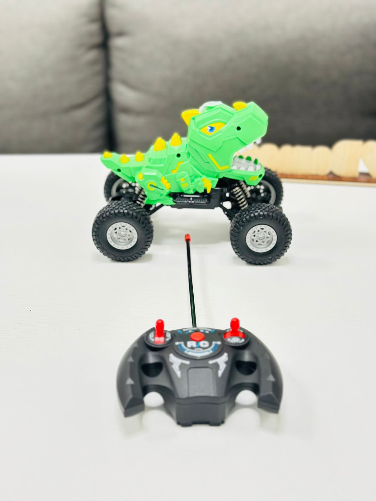 DINOSAUR 360 NA DALJINSKI SA EFEKTOM RIGANJA VODENOG SPREJA