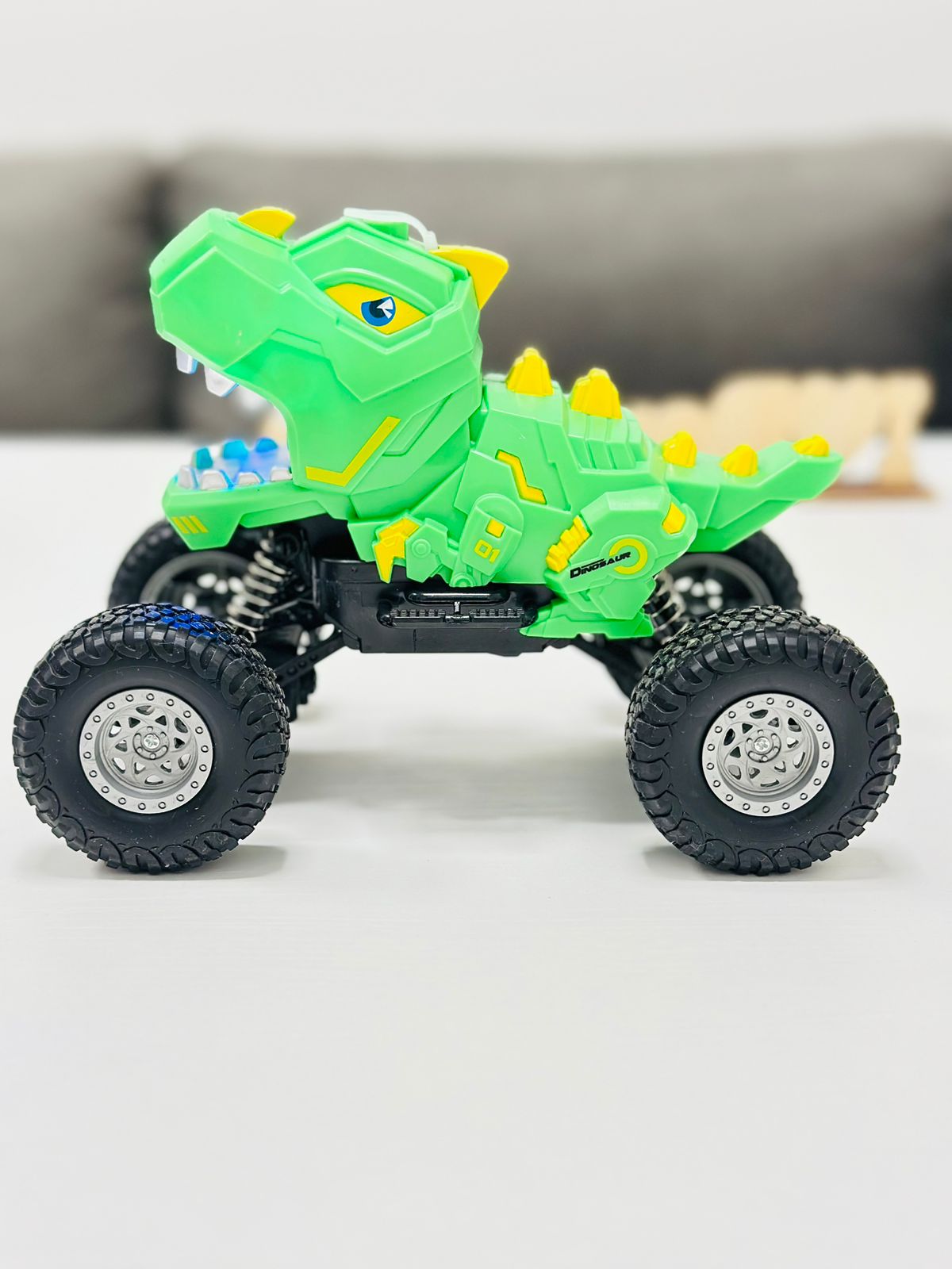 DINOSAUR 360 NA DALJINSKI SA EFEKTOM RIGANJA VODENOG SPREJA