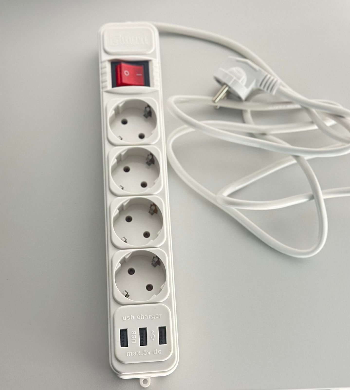 Produžni kabel (4 utičnice, 3 USB ulaza) 2KOMADA